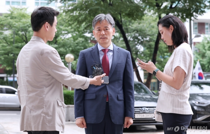 (서울=뉴스1) 김성진 기자 = 조지호 신임 경찰청장 후보자가 17일 서울 서대문구 NH농협생명빌딩에서 신임 청장 임명제청 동의 여부를 논의하는 국가경찰위원회에 출석하며 취재진의 질문에 답하고 있다. 2024.7.17/뉴스1  Copyright (C) 뉴스1. All rights reserved. 무단 전재 및 재배포,  AI학습 이용 금지. /사진=(서울=뉴스1) 김성진 기자