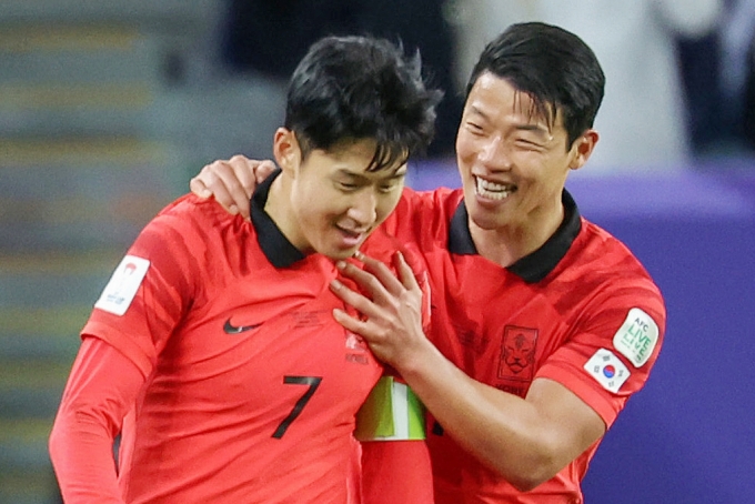 대한민국 축구 국가대표팀 손흥민이 지난 2월 카타르 알와크라 알자누브 스타디움에서 열린 '2023 AFC 카타르 아시안컵' 8강 호주와의 경기에서 프리킥 득점에 성공한 뒤 황희찬과 기뻐하고 있다. /2024.02.03. /뉴스1 