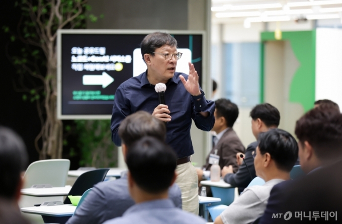  허태수 회장이 17일 오후 GS타워에서 열린 하반기 GS 임원 모임에서 그룹의 신사업 의지를 피력하는 한편, 디지털 혁신 가속화를 당부하고 있다./사진제공= GS