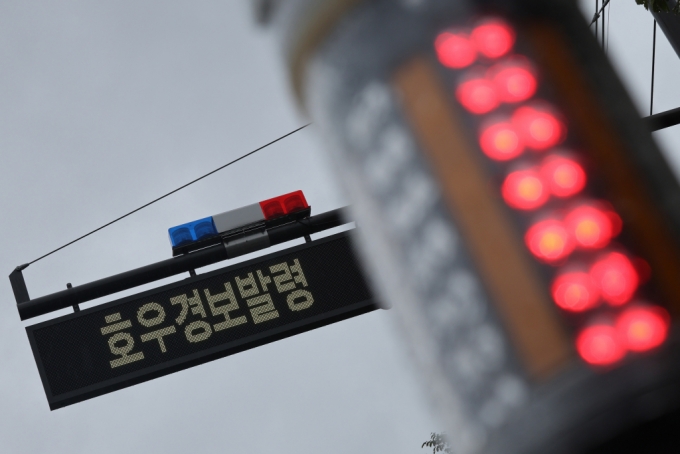 18일 서울 성동구 응봉지하차도 앞에서 경찰이 동부간선도로 입구를 통제하고 있다 /사진=뉴스1 