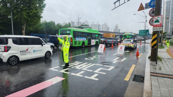 18일 오전 11시쯤 서울 노원구 월계동에 위치한 동부간선도로 '월릉교 진입로'에서 김삼준 경사가 진입로를 차단하고 있다. /사진=김미루 기자