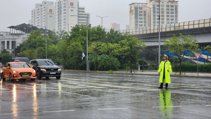 18일 오전 11시쯤 서울 노원구 월계동에 위치한 동부간선도로 '월릉교 진입로'에서 이승원 경장이 교통 체증을 관리하고 있다. /사진=김미루 기자