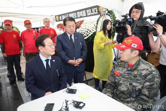 [서울=뉴시스] 황준선 기자 = 이재명 더불어민주당 전 대표가 18일 오전 서울 중구 청계광장에 마련된 故채수근 상병 순직 1주기 추모 시민분향소를 찾아 관계자와 대화하고 있다. 2024.07.18. hwang@newsis.com /사진=황준선