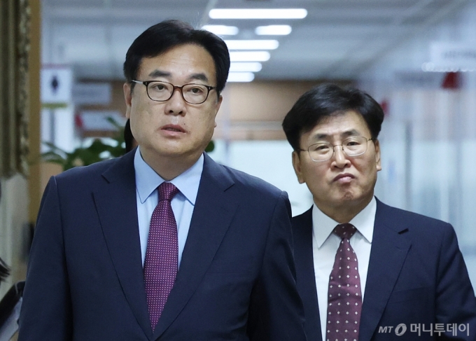 [서울=뉴시스]  조수정 기자 = 정진석 비서실장이 18일 서울 용산 대통령실 청사에서 유상임(오른쪽) 과학기술정보통신부 장관 후보자 지명 발표를 하기 위해 함께 브리핑실에 입장하고 있다. 2024.07.18. 