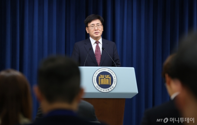 [서울=뉴시스]  조수정 기자 = 유상임 과학기술정보통신부 장관 후보자가 18일 서울 용산 대통령실 청사에서 열린 정무직 인선 발표 브리핑에서 지명 소감을 밝히고 있다.  /사진=조수정