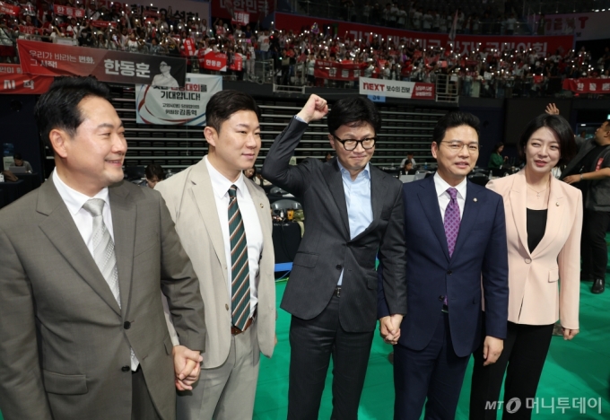 국민의힘 한동훈 당대표 후보가 17일 경기 고양 소노 아레나에서 열린 제4차 전당대회 서울·인천·경기·강원 합동연설회를 마친 후 배현진 의원, 진종오, 장동혁, 박정훈 최고위원 후보와 기념촬영하고 있다. 2024.07.17. /사진=뉴시스