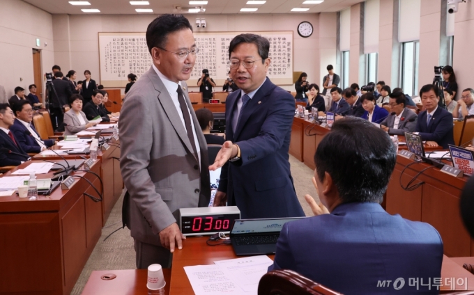 [서울=뉴시스] 조성우 기자 = 정청래(오른쪽) 국회 법제사법위원회 위원장이 16일 오후 서울 여의도 국회에서 열린 법제사법위원회 전체회의에서 윤석열 대통령 탄핵소추안 즉각 발의 요청에 관한 청원 관련 청문회 증인·참고인 추가 출석 요구의 건 토론에 앞서 발언 시간 논의를 위해 유상범(왼쪽) 국민의힘, 김승원 더불어민주당 간사와 논의하고 있다. 2024.07.16. xconfind@newsis.com /사진=조성우