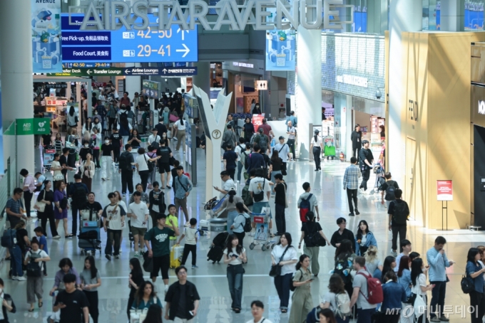 (인천공항=뉴스1) 김도우 기자 = 여름 휴가철인 16일 인천국제공항 1터미널 면세구역에서 해외로 떠나는 여행객들이 이동하고 있다. 2024.7.16/뉴스1  Copyright (C) 뉴스1. All rights reserved. 무단 전재 및 재배포,  AI학습 이용 금지. /사진=(인천공항=뉴스1) 김도우 기자