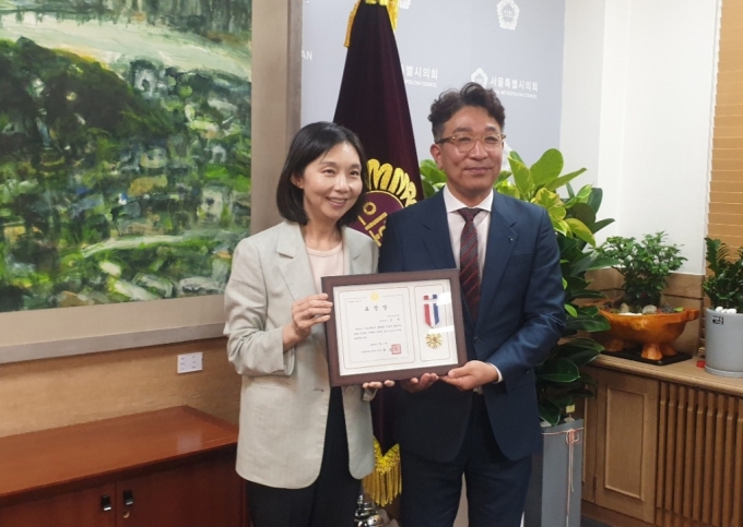  강철 스마트삼육 대표(사진 오른쪽)가 서울특별시의회 의장 표창을 수상하고 기념 촬영 중이다/사진제공=스마트삼육