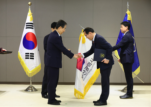 이준승 부산시 행정부시장(가운데)이 한덕수 국무총리(왼쪽)로부터 대통령 표창을 받고 있다./사진제공=부산시