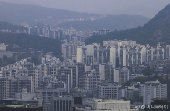 [서울=뉴시스] 정병혁 기자 = 사진은 19일 서울 중구 남산에서 바라본 서울시내 아파트. 2024.07.19. j /사진=정병혁