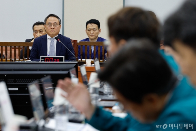 (서울=뉴스1) 안은나 기자 = 고기동 행정안전부 차관이 18일 오후 서울 여의도 국회에서 열린 행정안전위원회 제416회국회(임시회) 3차 전체회의에 출석해 이재명 더불어민주당 의원이 발의한 '2024년 민생위기 극복을 위한 특별조치법안'(전 국민 25만원 지원법) 관련 여야 의원들의 의사진행 발언을 듣고 있다. 2024.7.18/뉴스1  Copyright (C) 뉴스1. All rights reserved. 무단 전재 및 재배포,  AI학습 이용 금지. /사진=(서울=뉴스1) 안은나 기자