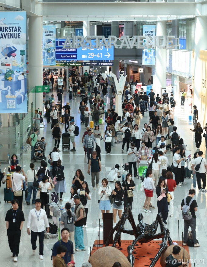 [인천공항=뉴시스] 김금보 기자 = 여름 휴가철이 시작된 16일 인천국제공항 제1여객터미널 출국장 면세구역이 이용객들로 붐비고 있다. 2024.07.16. kgb@newsis.com /사진=김금보