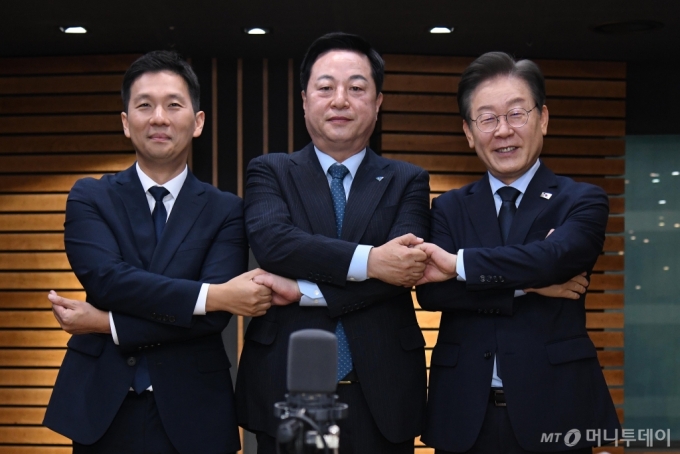 [서울=뉴시스] 국회사진기자단 = 김지수(왼쪽부터), 김두관, 이재명 더불어민주당 당대표 후보가 18일 오전 서울 양천구 CBS 사옥에서 열린 ‘CBS 김현정의 뉴스쇼 특집’ 더불어민주당 당대표 후보자 토론회에 앞서 기념 촬영을 하고 있다. 2024.07.18. photo@newsis.com /사진=