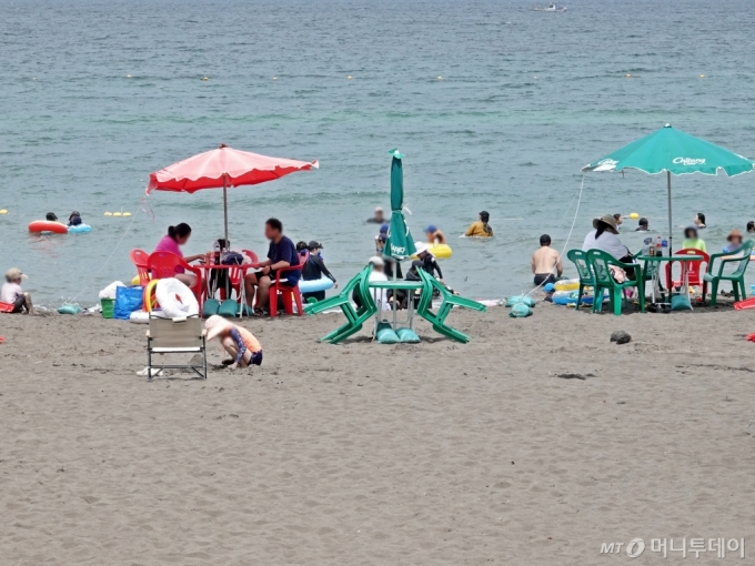 [제주=뉴시스] 오영재 기자 = 폭염주의보가 내려진 21일 오전 제주 삼양해수욕장에서 피서객들이 즐거운 시간을 보내고 있다. 2024.07.21. oyj4343@newsis.com /사진=오영재