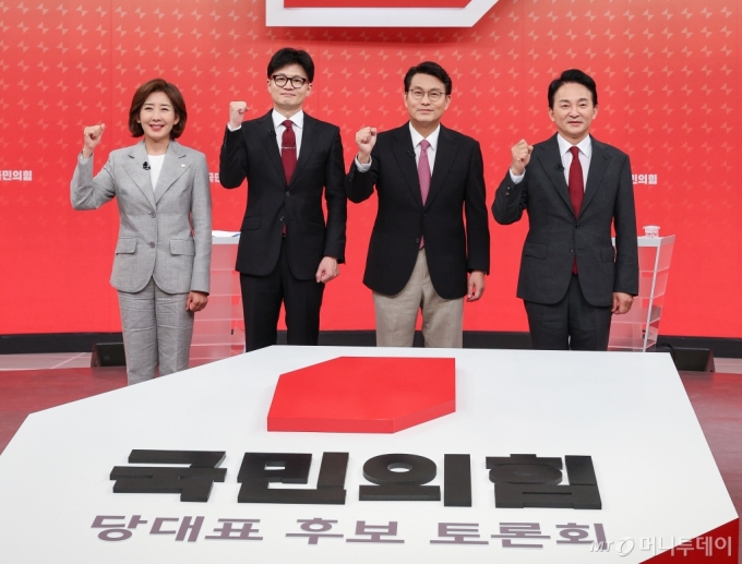 [서울=뉴시스] 국회사진기자단 = 19일 서울 양천구 SBS 스튜디오에서 열린 국민의힘 제5차 전당대회 당대표 후보 방송토론회에 나선 나경원, 한동훈, 윤상현, 원희룡 후보가 기념촬영을 하고 있다. 2024.07.19. photo@newsis.com /사진=고승민