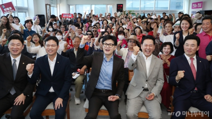 (양산=뉴스1) 윤일지 기자 = 한동훈 국민의힘 당대표 후보가 21일 오전 경남 양산시 물금읍 윤영석 의원 사무실에 마련된 양산시갑 당원협의회를 찾아 주먹을 불끈 쥐고 있다. 2024.7.21/뉴스1  Copyright (C) 뉴스1. All rights reserved. 무단 전재 및 재배포,  AI학습 이용 금지. /사진=(양산=뉴스1) 윤일지 기자