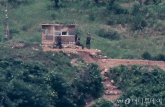 북한이 오물풍선을 부양시킨 지난 21일 경기도 파주시 접경지역에서 북한군이 경계근무를 서고 있다. / 사진=뉴시스