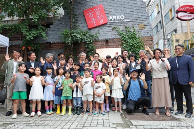 [서울=뉴시스] 박진희 기자 = 정병국 한국문화예술위원회 위원장을 비롯한 내빈들이 17일 서울 종로구 대학로 소극장 ‘학전’의 역사성과 정체성을 계승한 어린이·청소년 중심 공연장 '아르코꿈밭극장' 개관식을 하고 있다. 2024.07.17. pak7130@newsis.com /사진=박진희