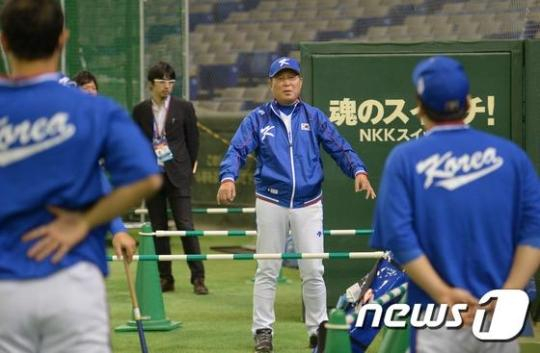 지난 2015년 11월 20일 당시 한국 야구대표팀을 이끌던 김인식 감독이 프리미어12 결승전을 하루 앞둔 20일 오후 일본 도쿄돔에서 훈련 시작 전 선수들과 이야기 하고 있다. /사진=뉴스1