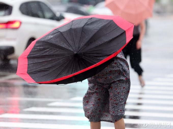  내일(23일) 오전까지 수도권과 강원 내륙등 중부지방을 중심으로 천둥·번개를 동반한 많은 비가 내릴 전망이다. /사진=뉴시스