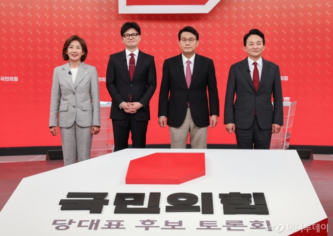 [서울=뉴시스] 국회사진기자단 = 19일 서울 양천구 SBS 스튜디오에서 열린 국민의힘 제6차 전당대회 당대표 후보 방송토론회에 나선 나경원, 한동훈, 윤상현, 원희룡 후보가 기념촬영을 하고 있다. 2024.07.19. photo@newsis.com /사진=고승민