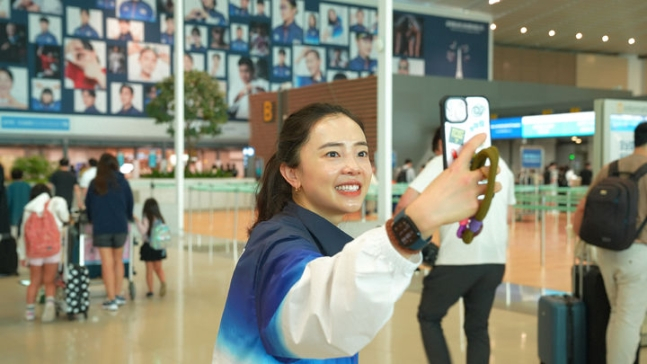 지난 20일 파리로 출국하기 위해 인천공항을 방문한 탁구 국가대표 진지희 선수가 자신의 사진을 배경으로 기념사진을 찍고 있다/사진제공=인천공항공사