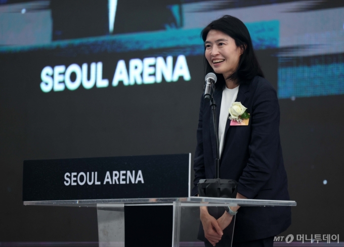 정신아 카카오 대표가 지난 2일 서울 도봉구 창동 소재 복합문화시설 서울아레나 공사 현장에서 열린 착공식에서 환영사를 하고 있다. /사진=뉴스1