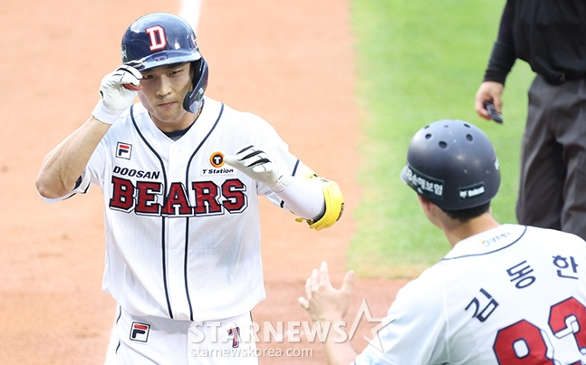 두산 베어스 이유찬(가운데)이 23일 키움 히어로즈전에서 1회말 홈런을 치고 동료들의 축하를 받고 있다. /사진=뉴시스