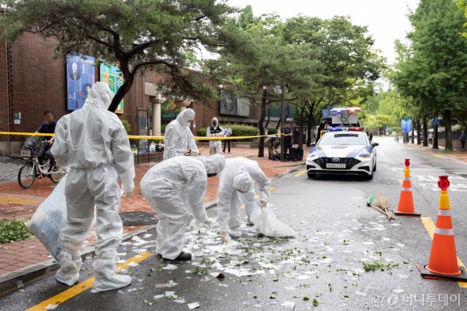 (서울=뉴스1) 이재명 기자 = 북한이 대남 오물풍선을 살포한 24일 오전 서울 중구 정동길 인근에서 군 장병들이 내용물을 치우고 있다. 2024.7.24/뉴스1  Copyright (C) 뉴스1. All rights reserved. 무단 전재 및 재배포,  AI학습 이용 금지. /사진=(서울=뉴스1) 이재명 기자