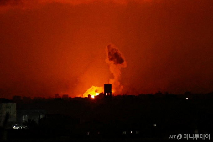 (라파 AFP=뉴스1) 김성식 기자 = 29일(현지시간) 새벽 이스라엘군의 표적 공습에 가자지구 남부 라파에 화염이 치솟고 있다. 이스라엘군은 민간인 피해를 최소화하기 위해 지난 5일부로 가자지구 지상작전을 저강도로 전환하고 병력 일부를 철수시켰지만, 여전히 교전을 계속하고 있다. 2024.1.29.   ⓒ AFP=뉴스1  Copyright (C) 뉴스1. All rights reserved. 무단 전재 및 재배포,  AI학습 이용 금지. /사진=(라파 AFP=뉴스1) 김성식 기자