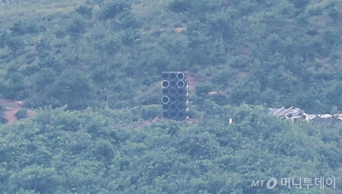 북한이 10번째 대남 오물풍선을 살포한 24일 경기 파주시 오두산통일전망대에서 바라본 북한 개풍군 마을 일대 북한 초소 인근에 대남확성기로 추정되는 구조물이 설치돼 있다. 대남확성기 방송은 북한군과 주민들이 우리 대북확성기 방송을 듣지 못하도록 방해하는 목적이다. / 사진=뉴스1