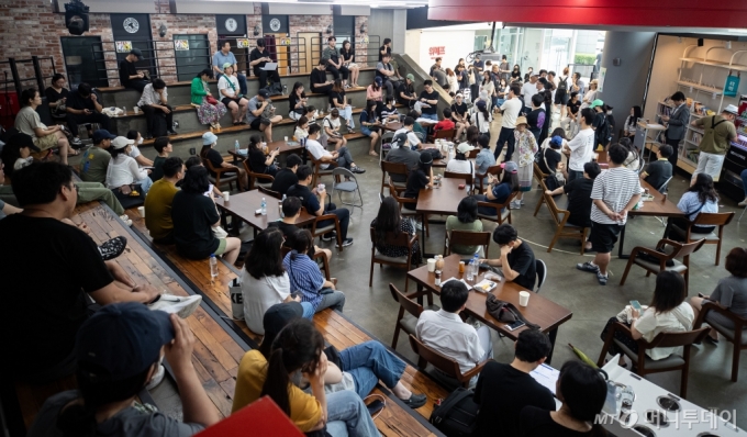 25일 오전 서울 강남구 위메프 본사가 '정산 지연 사태'로 환불을 요구하는 고객들로 붐비고 있다. /사진제공=뉴스1