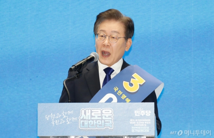 [제주=뉴시스] 우장호 기자 = 이재명 더불어민주당 당대표 후보가 20일 오전 제주한라체육관에서 열린 민주당 당대표 및 최고위원 선출을 위한 순회 합동연설회에서 정견을 발표하고 있다.   민주당은 이날 제주도당·인천시당을 시작으로 전국 순회경선을 치른 뒤 내달 18일 전당대회에서 당대표 및 5명의 최고위원을 최종 선출할 계획이다. 2024.07.20. woo1223@newsis.com /사진=우장호