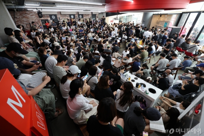 (서울=뉴스1) 신웅수 기자 = 25일 오후 서울 강남구 위메프 본사가 '정산 지연 사태'로 환불을 요구하는 고객들로 붐비고 있다.  싱가포르 기반 e커머스인 큐텐 계열사인 위메프와 티몬에선 셀러 대금 정산 지연이 발생하면서 사태 여파가 커지고 있다.  류화현 위메프 대표는 이날 "오늘 책임지고 완수하겠다"고 밝혔다.사진=신웅수 기자