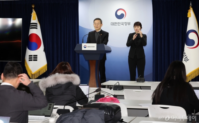 이종호 과학기술정보통신부 장관이 지난해 서울 종로구 정부서울청사에서 2024년도 예산 및 정부 R&D 예산 관련 브리핑을 하고 있다. /사진=뉴시스