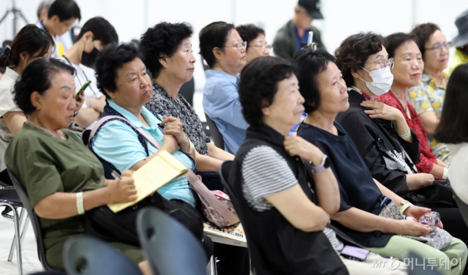 25일 서울 강남구 SETEC에서 머니투데이와 대한노인회 공동주최로 열린 '더 라이프 스타일 박람회'를 찾은 참가자들이 강연을 듣고 있다. /사진=이기범 기자 leekb@