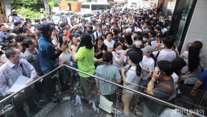 티몬·위메프 판매대금 정산 지연 사태가 이어진 26일 피해자들이 서울 강남구 티몬 신사옥에서 환불을 받기 위해 대기하고 있다.  