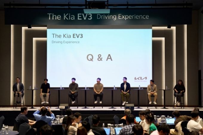 기아 EV3 미디어 시승회 Q&A 간담회에서 직원들이 질의에 답하고 있는 모습. /사진제공=기아