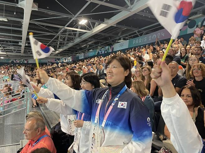 장미란 문화체육관광부 2차관이 25일(현지 시간) 프랑스 파리에서 열린 2024 파리올림픽에서 여자 핸드볼 대한민국과 독일의 예선 경기를 관람하며 응원하고 있다(사진=문화체육관광부 