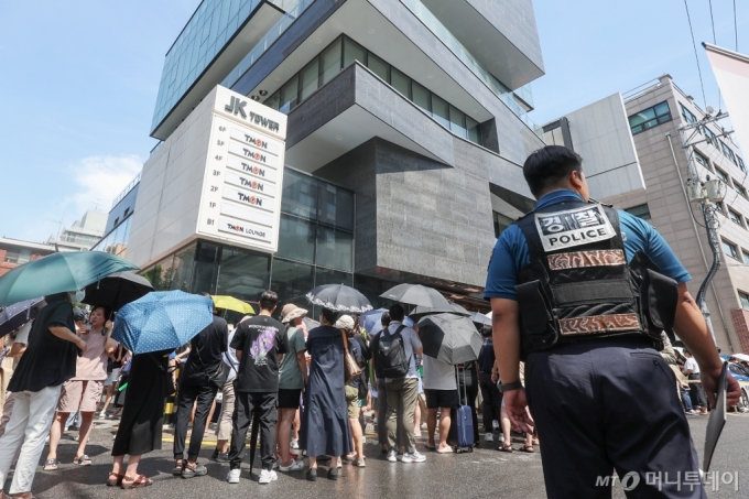 26일 오후 서울 강남구 티몬 신사옥 앞으로 '판매 대금 미정산 사태'로 피해를 입은 피해자들이 모여들자 경찰이 현장 질서 및 안전 유지에 나서고 있다. /사진제공=뉴스1