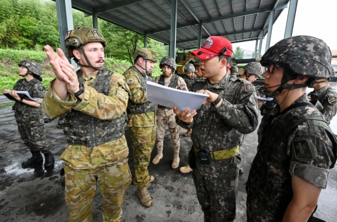 육군 국제과정에 참가한 외국 장병들이 K9 자주포 운용법 등을 우리 군에 질문하고 있다. / 사진=육군