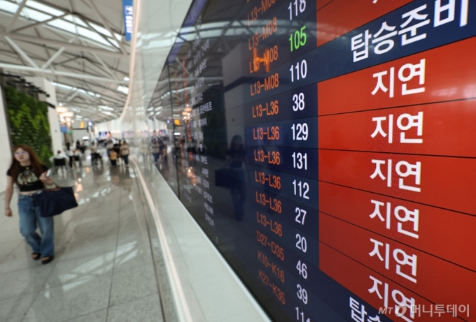 (인천공항=뉴스1) 구윤성 기자 = 21일 인천국제공항 출국장 전광판에 항공편 지연을 알리는 안내가 표시되고 있다.   지난 19일 미국 마이크로소프트(MS) 클라우드 서비스 장애와 관련해 인천공항에 취항하는 국내외 항공사들의 발권시스템 먹통으로 항공기 지연·결항이 속출했다. 2024.7.21/뉴스1  Copyright (C) 뉴스1. All rights reserved. 무단 전재 및 재배포,  AI학습 이용 금지. /사진=(인천공항=뉴스1) 구윤성 기자