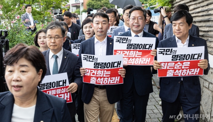 김승원 국회 법제사법위원회 더불어민주당 간사를 비롯한 야당 의원들이 26일 오후 서울 용산구 대통령관저 인근에서 윤석열 대통령의 부인 김건희 여사 청문회 불출석 규탄 및 출석 촉구 기자회견을 하기 위해 이동하고 있다. /사진=뉴스1