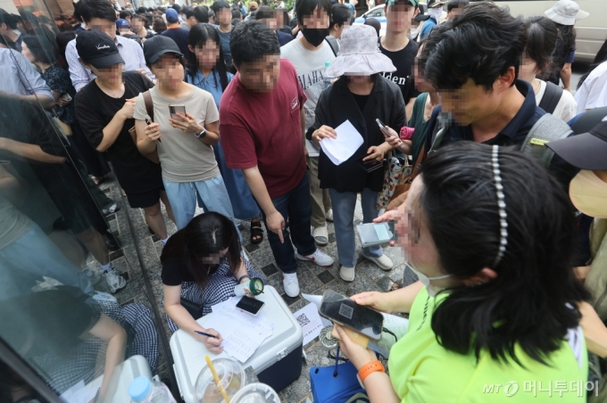 티몬·위메프 판매대금 정산 지연 사태가 이어진 26일 피해자들이 서울 강남구 티몬 신사옥에서 환불을 받기 위해 대기하고 있다.  이번 정산 지연 사태로 판매자는 대금을 정산 받지 못해 자금 압박을 받고 있고 소비자는 상품 취소·환불이 안 될 경우에 대한 우려로 회사를 방문, 환불 신청을 하는 등으로 파장이 점점 커지고 있다. /사진=임한별(머니S)