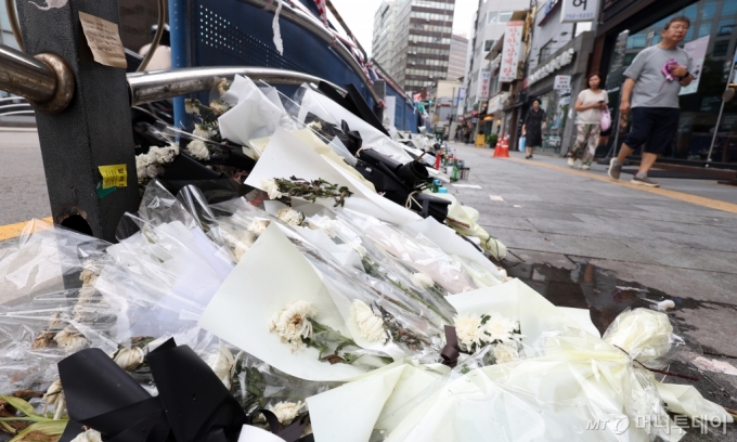 (서울=뉴스1) 김명섭 기자 = 15일 서울 중구 '시청역 교차로 역주행' 사고현장에 국화꽃 등 추모 물품들이 놓여져 있다.   이날 조지호 서울경찰청장은 정례 기자간담회에서 "시청역 사고 관련 국과수 통보를 받았다"며 "전반적으로 실체적 진실에 접근해 이 내용을 토대로 사고 운전자를 조사하면 수사를 마무리할 수 있을 것 같다"고 밝혔다. 2024.7.15/사진=뉴스1 