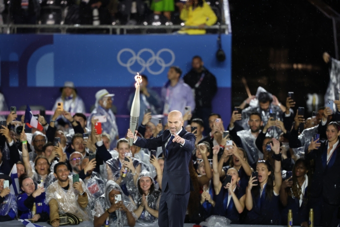 27일(한국시간) 지네딘 지단이 프랑스 파리 트로카데로 광장에서 열린 2024 파리 올림픽 개회식에서 성화주자로 나서고 있는 모습./사진=뉴스1