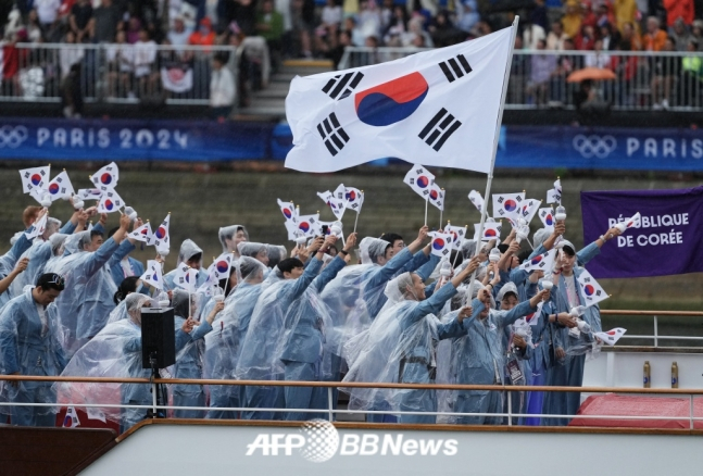 대한민국 선수단이 27일(한국 시간) 2024 파리 올림픽 개회식이 열린 프랑스 파리 센강에서 보트를 탄 채 수상 행진을 하고 있다. /AFPBBNews=뉴스1