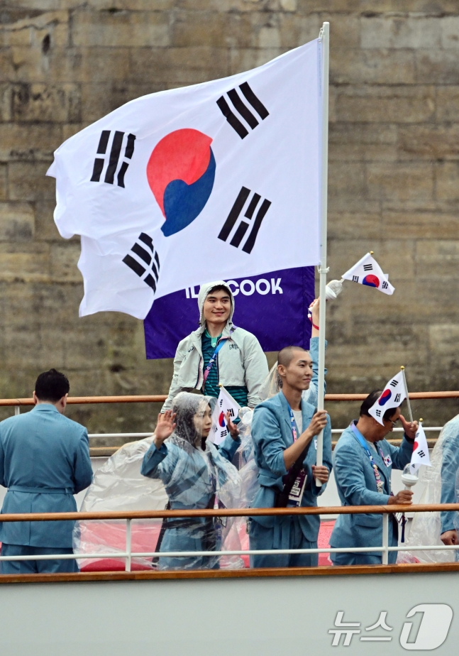 대한민국 올림픽 선수단의 기수 우상혁(오른쪽에서 두번째)과 김서영(왼쪽에서 두번째)이 27일 프랑스 파리 센강 일대에서 열린 2024 파리올림픽 개회식에 참석하기 위해 배를 타고 이동하고 있다. /사진=뉴스1(공동취재)