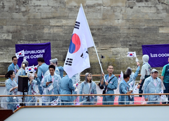 27일 대한민국 올림픽 선수단의 기수 우상혁과 김서영이 27일(한국시간) 프랑스 파리 센강 일대에서 열린 2024 파리 올림픽 개회식에 참석하기 위해 배를 타고 이동 중인 모습./사진=뉴스1